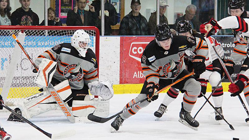 Strong third period pushes Bulldogs to 6-2 win over Clippers