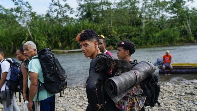 La administración Biden está reanudando vuelos de deportación para migrantes venezolanos, dicen fuentes de AP