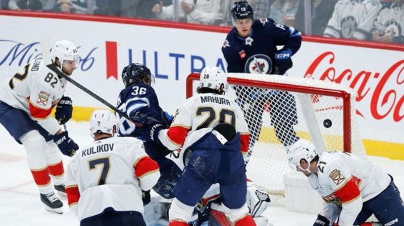 Canadiens beat Connor Bedard and the Blackhawks 3-2 in home opener