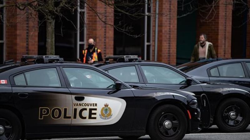 温哥华警方称，一名男子因抢劫一名盲人无家可归男子而被拘留