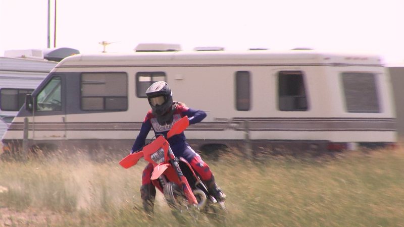 Medicine Hat es un motociclista todoterreno que representará a Canadá en España en octubre.